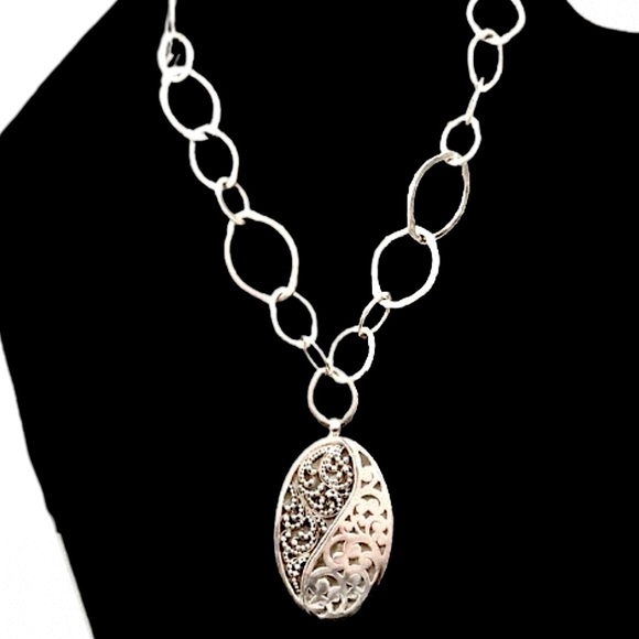 LOIS HILL Yin Yang Cut Out Granulated Oval Pendant Oval Link Toggle Necklace 925 - Picture 4 of 16